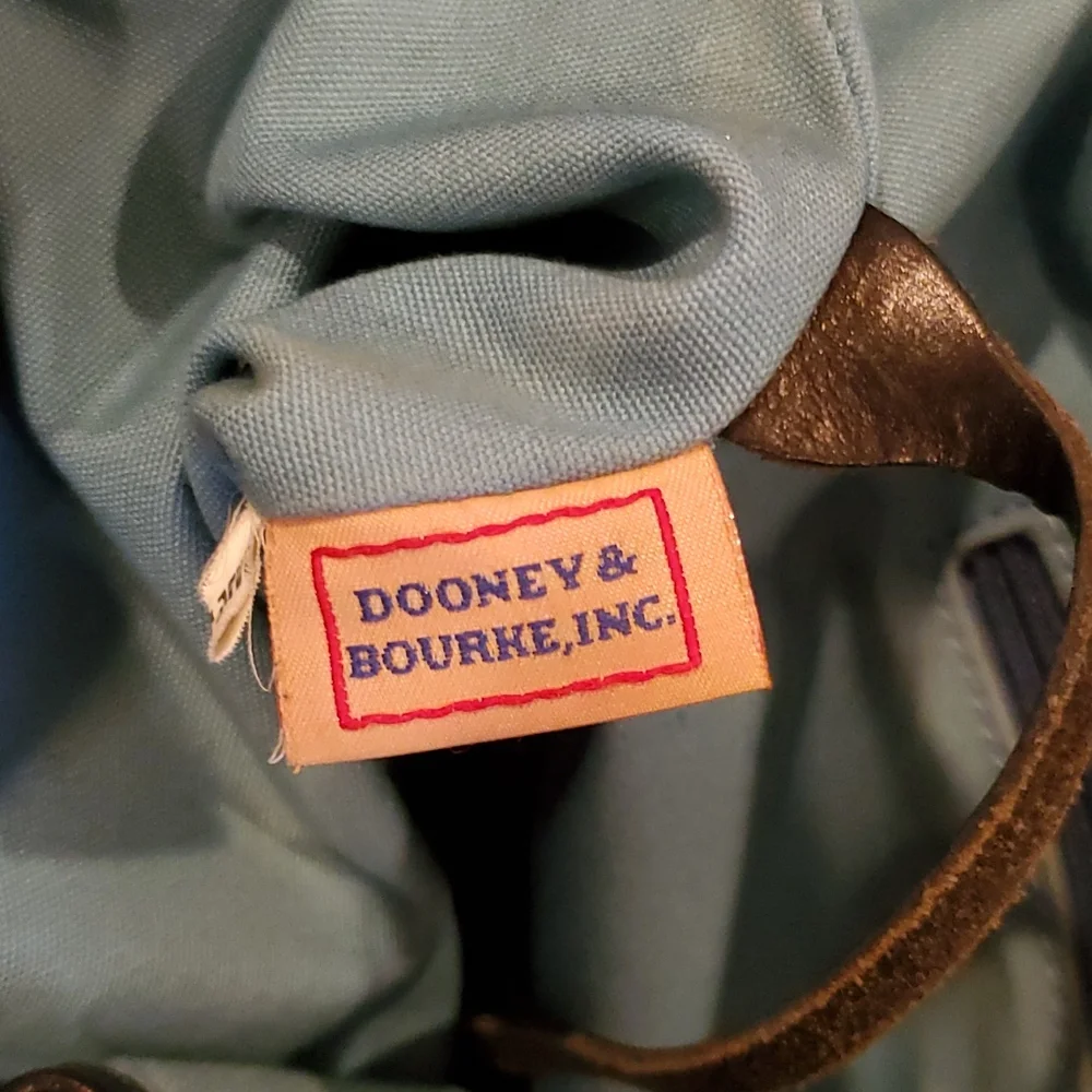 Dooney & Bourke Black Medallion Vintage Tote ✨️Host Pick✨️ - Picture 4 of 13